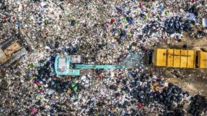 Кабмин запретит производить ряд товаров и смешивать ТКО в мусоровозах